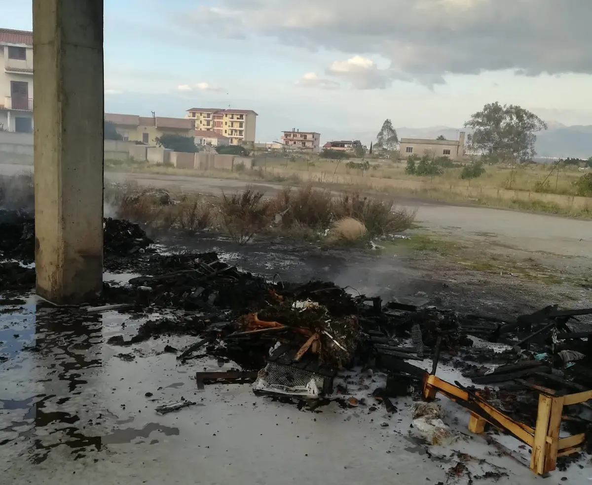 Reggio, nuovo incendio al mercato di Mortara - FOTO