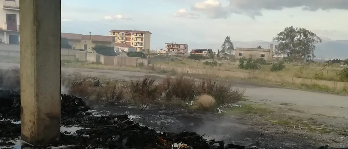 Reggio, nuovo incendio al mercato di Mortara - FOTO