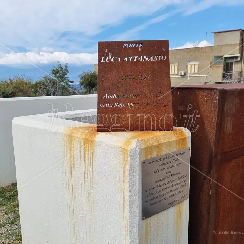 Reggio, la stele intitolata a Luca Attanasio rovinata dalla ruggine