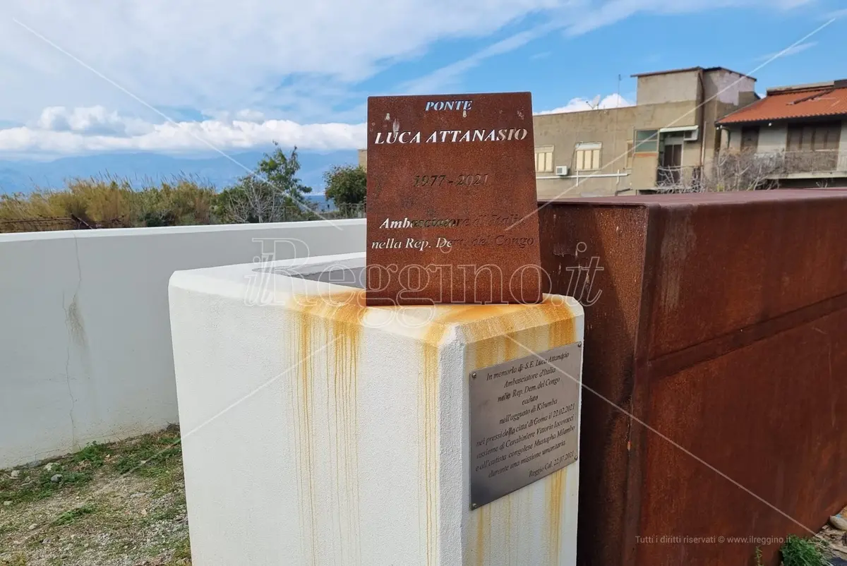Reggio, la stele intitolata a Luca Attanasio rovinata dalla ruggine