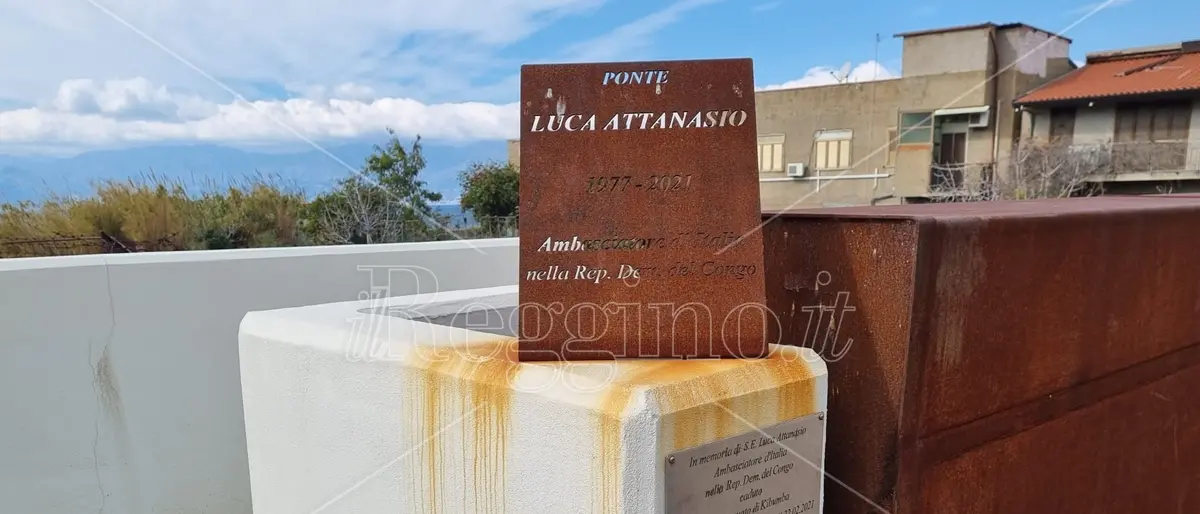 Reggio, la stele intitolata a Luca Attanasio rovinata dalla ruggine