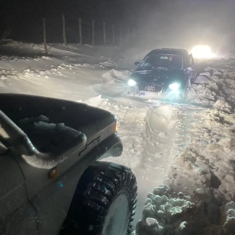 Neve a Gambarie, due ragazzi bloccati in auto soccorsi dai mezzi di \"Sinopoli off road\"
