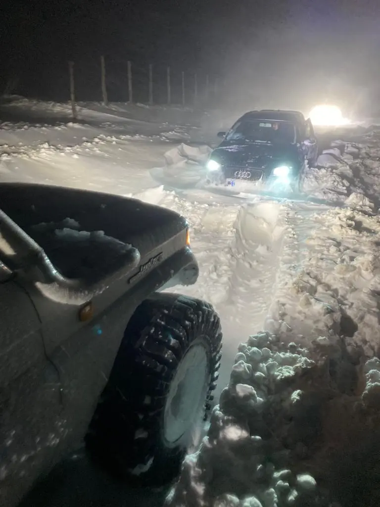 Neve a Gambarie, due ragazzi bloccati in auto soccorsi dai mezzi di \"Sinopoli off road\"