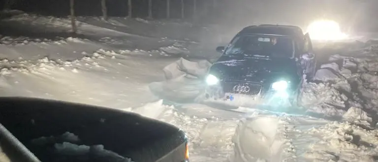 Neve a Gambarie, due ragazzi bloccati in auto soccorsi dai mezzi di \"Sinopoli off road\"