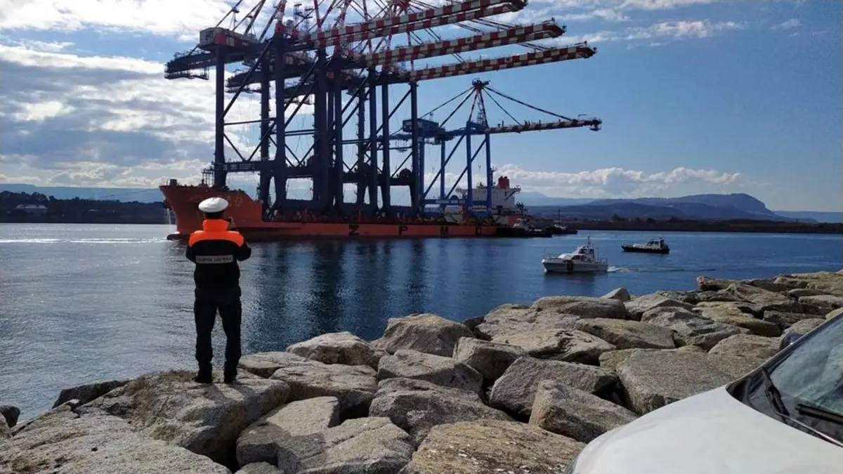 Porto Gioia Tauro, arrivata nave con tre mega gru giunte dalla Cina - FOTO