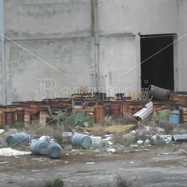 Reggio, fusti nell'ex ditta agrumaria: sopralluogo ancora da eseguire - FOTO e VIDEO