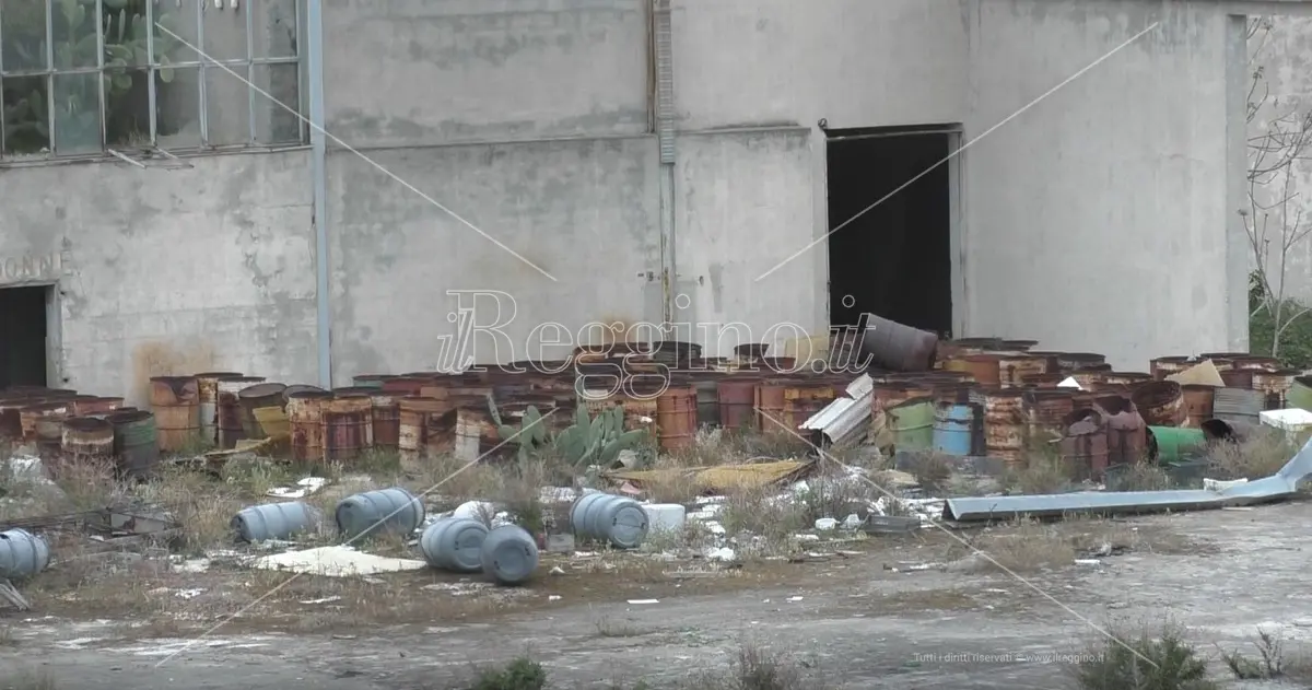 Reggio, fusti nell'ex ditta agrumaria: sopralluogo ancora da eseguire - FOTO e VIDEO