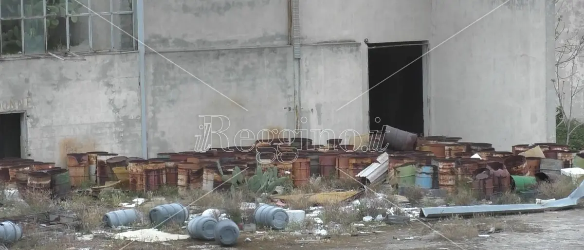Reggio, fusti nell'ex ditta agrumaria: sopralluogo ancora da eseguire - FOTO e VIDEO