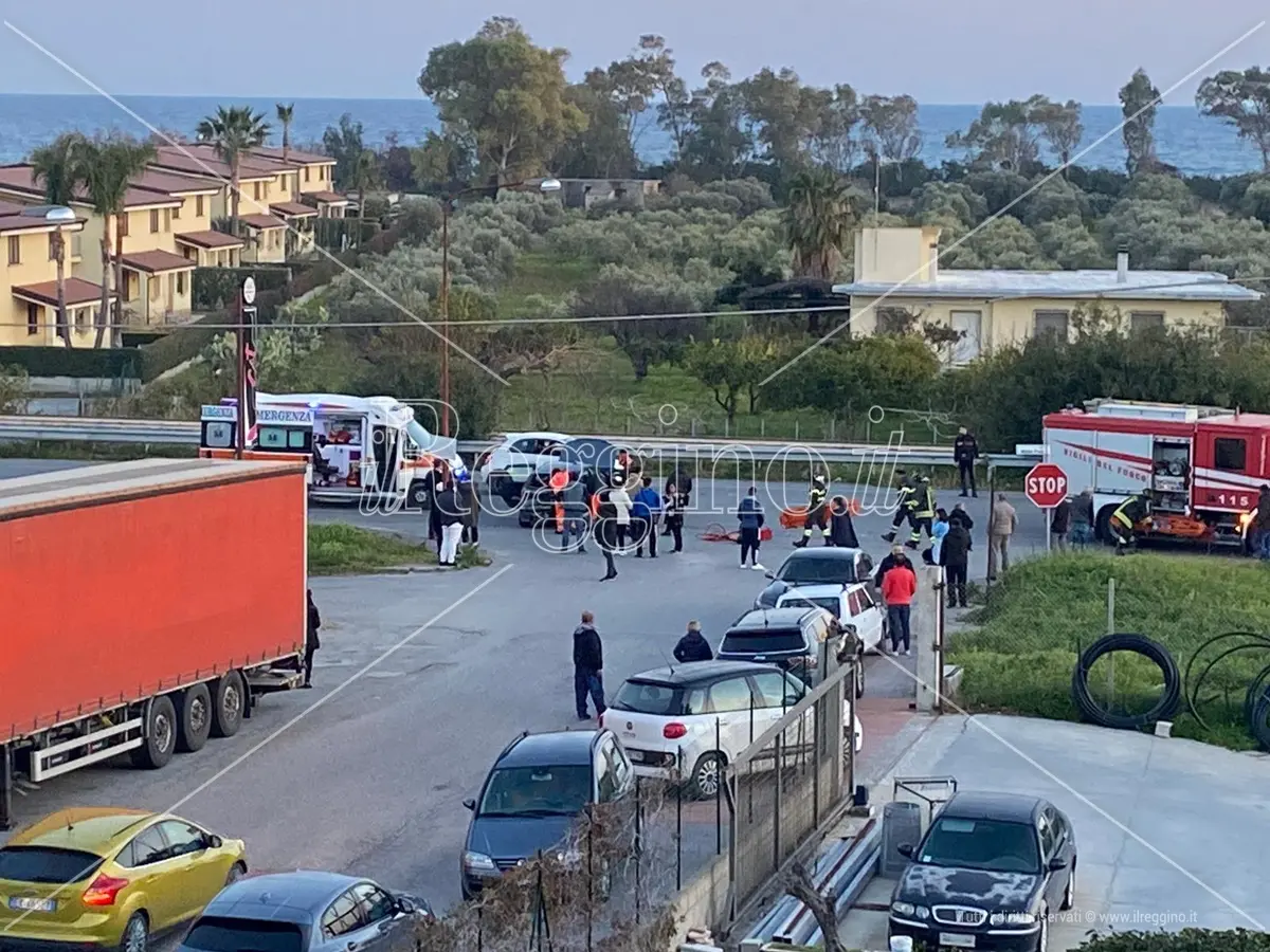 Incidente sulla 106 a Caulonia, scontro tra tre auto: un ferito