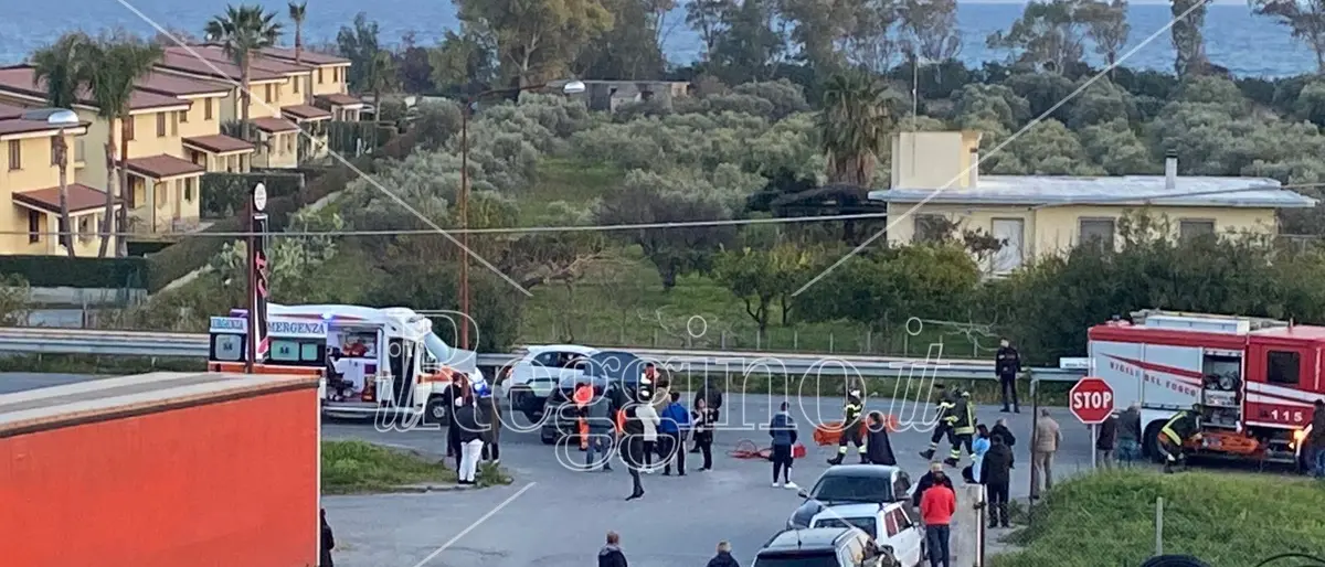 Incidente sulla 106 a Caulonia, scontro tra tre auto: un ferito