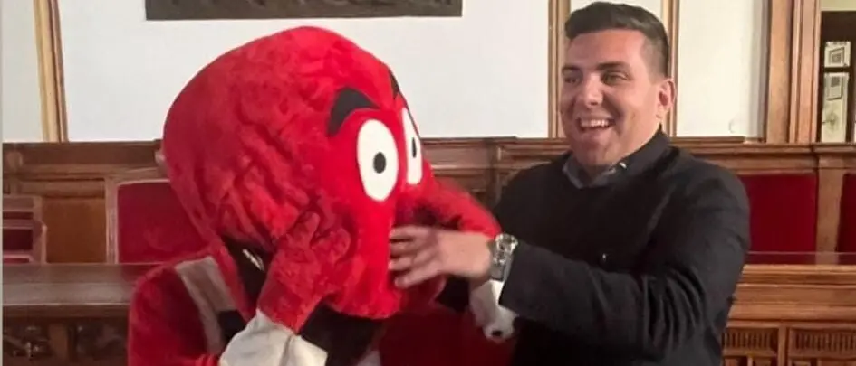 Reggio, al Comune la visita a sorpresa del Gabibbo?