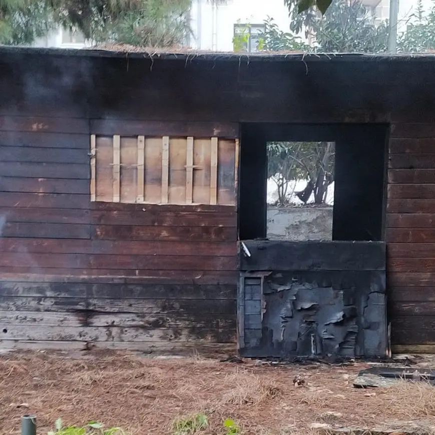 Reggio, bruciata la casetta in legno nel giardino di viale Europa