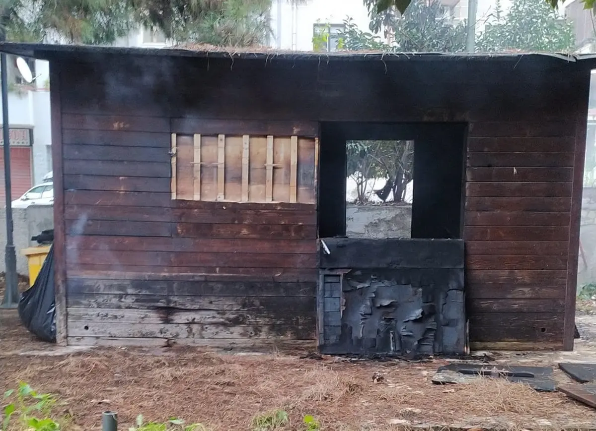 Reggio, bruciata la casetta in legno nel giardino di viale Europa