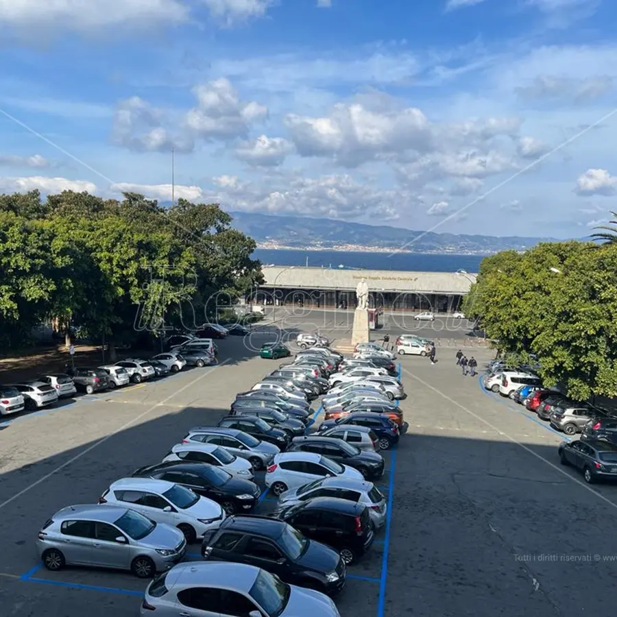 Piazza Garibaldi a Reggio, pronte le nuove strisce blu di Atam