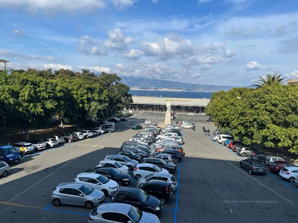 Piazza Garibaldi a Reggio, pronte le nuove strisce blu di Atam
