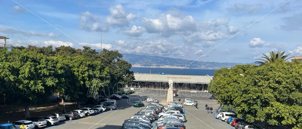 Piazza Garibaldi a Reggio, pronte le nuove strisce blu di Atam