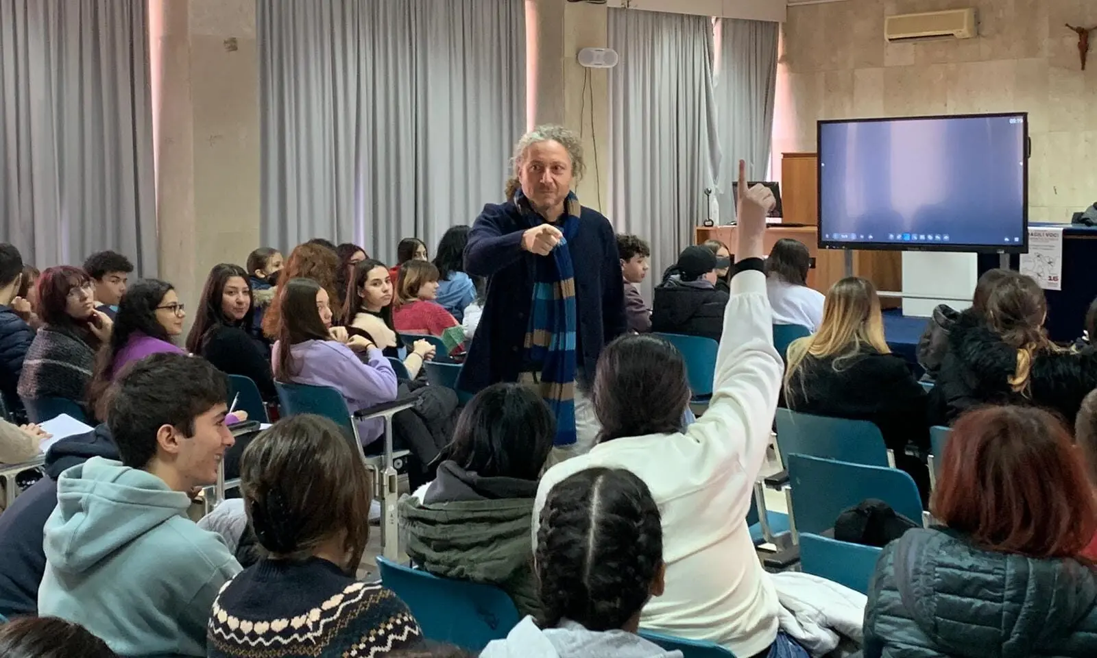 I ragazzi del liceo Preti - Frangipane impegnati nel Workshop “Fragili voci – Un infinito altrove”