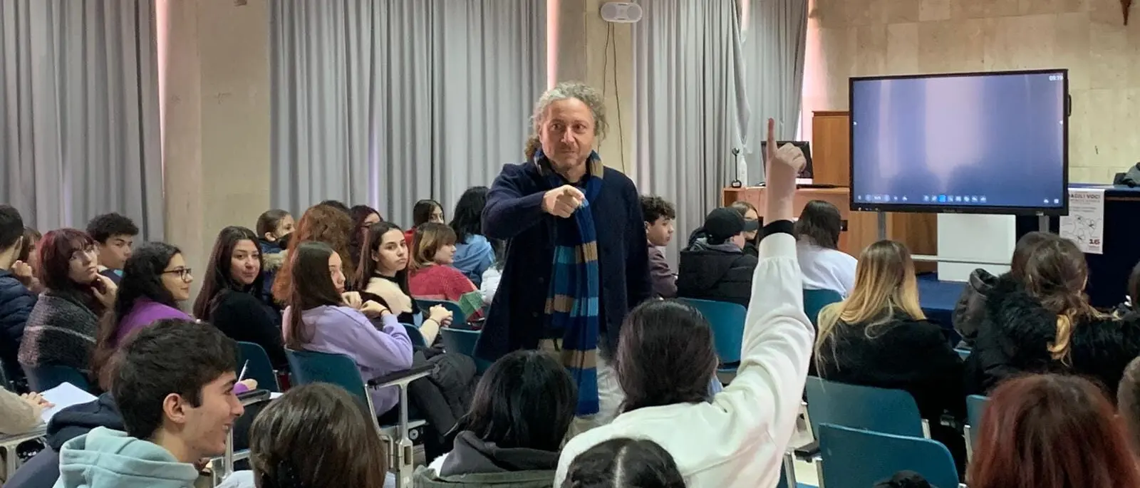 I ragazzi del liceo Preti - Frangipane impegnati nel Workshop “Fragili voci – Un infinito altrove”