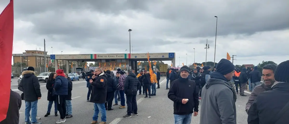 Porto di Gioia Tauro, sit-in di protesta contro licenziamento del sindacalista Macrì