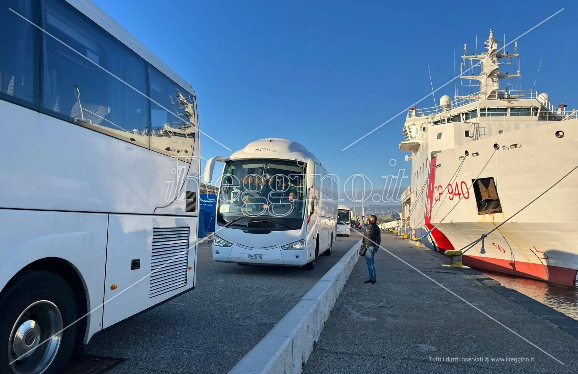 Reggio, giunti al porto di Reggio 589 migranti provenienti da Lampedusa - VIDEO