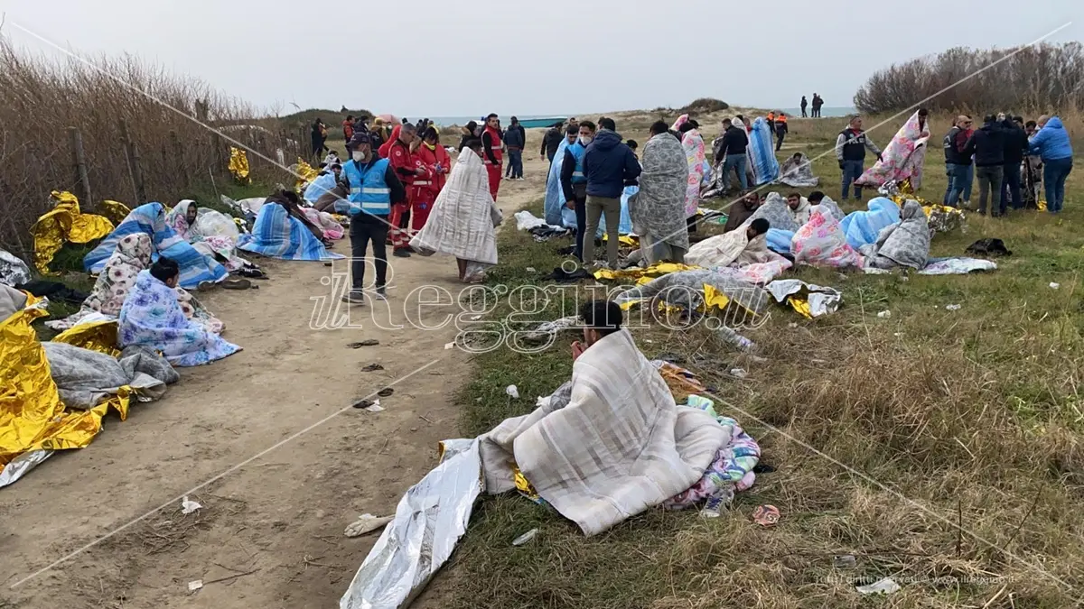 Naufragio a Crotone, è il giorno del dolore: oggi apre la camera ardente – LIVE