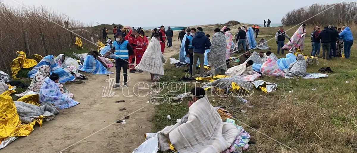 Naufragio a Crotone, è il giorno del dolore: oggi apre la camera ardente – LIVE
