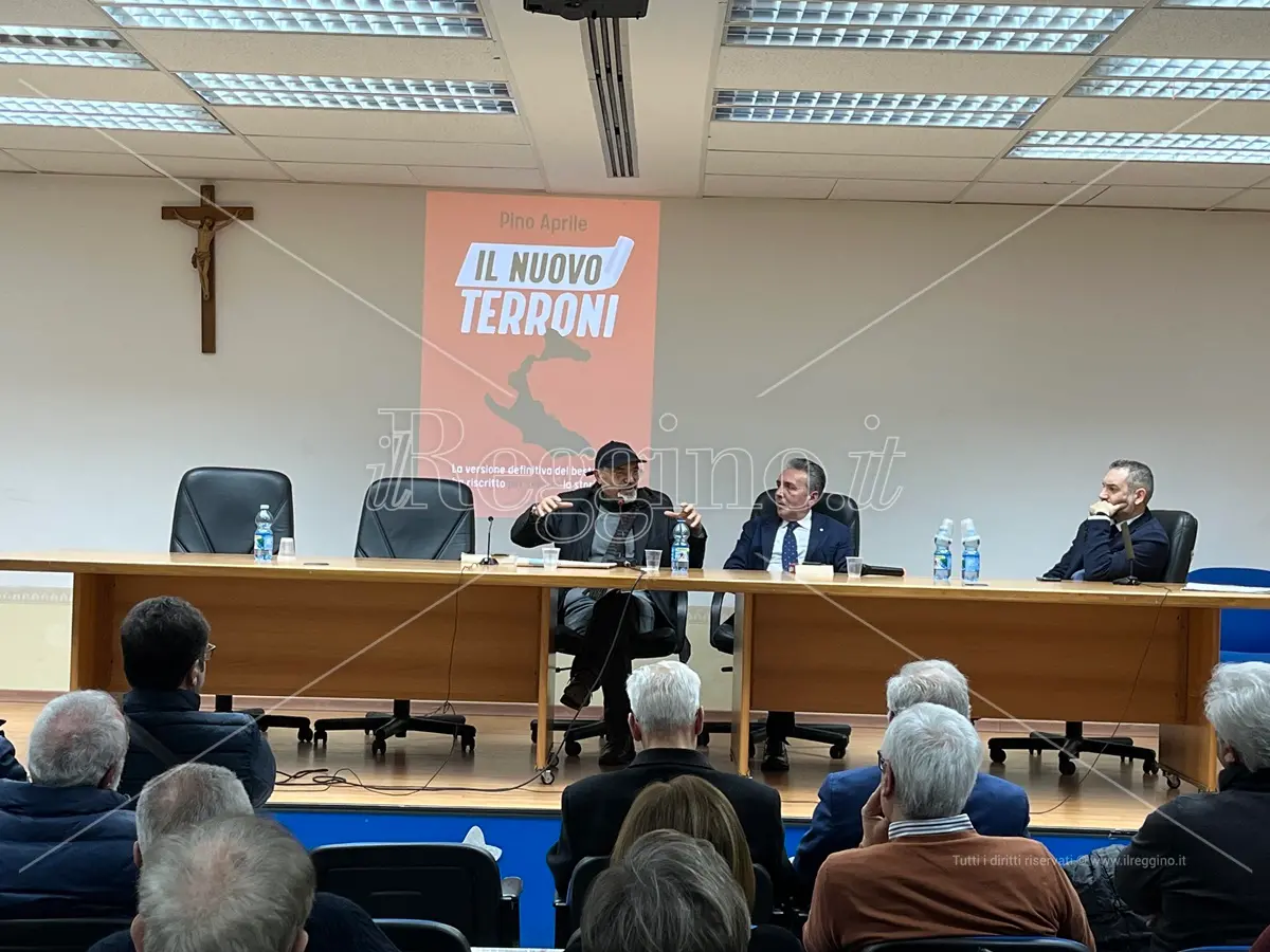 Reggio, Pino Aprile nel Nuovo Terroni: «Noi meridionali non abbiamo conservato l'identità»