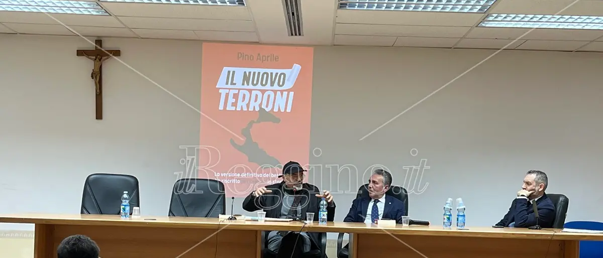 Reggio, Pino Aprile nel Nuovo Terroni: «Noi meridionali non abbiamo conservato l'identità»
