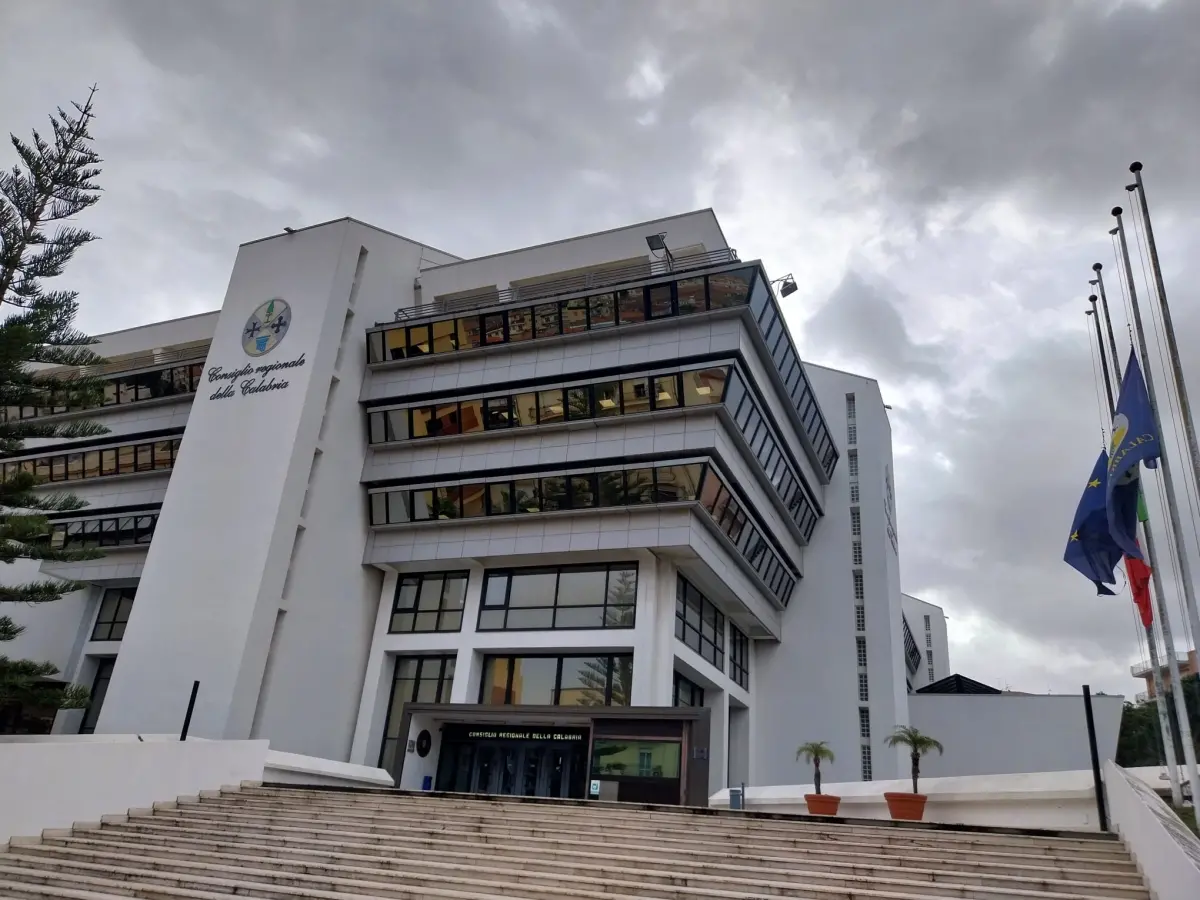 Naufragio a Crotone, bandiere a mezz’asta a Palazzo Campanella. Occhiuto: «Siamo Regione della solidarietà»