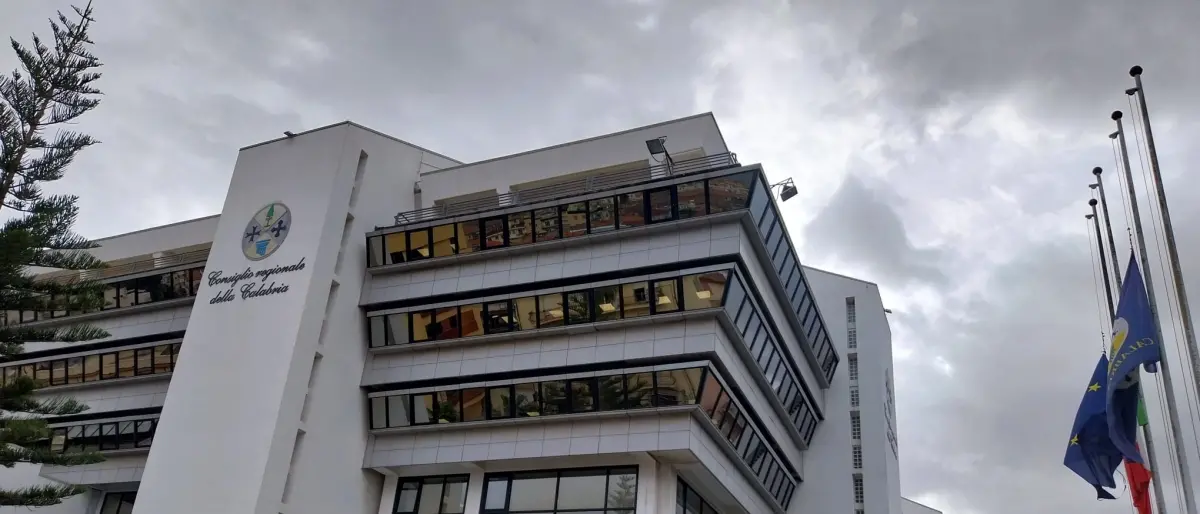 Naufragio a Crotone, bandiere a mezz’asta a Palazzo Campanella. Occhiuto: «Siamo Regione della solidarietà»