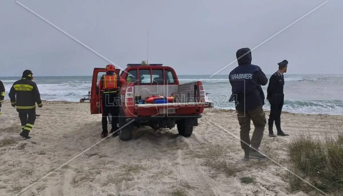 Naufragio di Crotone, trovato corpo di un altro bambino: il bilancio delle vittime sale a 66