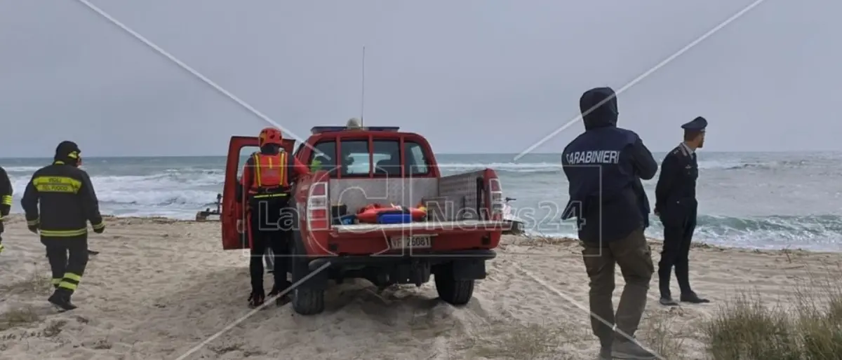 Naufragio di Crotone, trovato corpo di un altro bambino: il bilancio delle vittime sale a 66