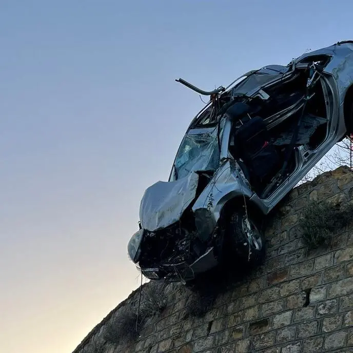 Incidente a Ferruzzano, vettura in un dirupo: i vigili del fuoco salvano tre persone