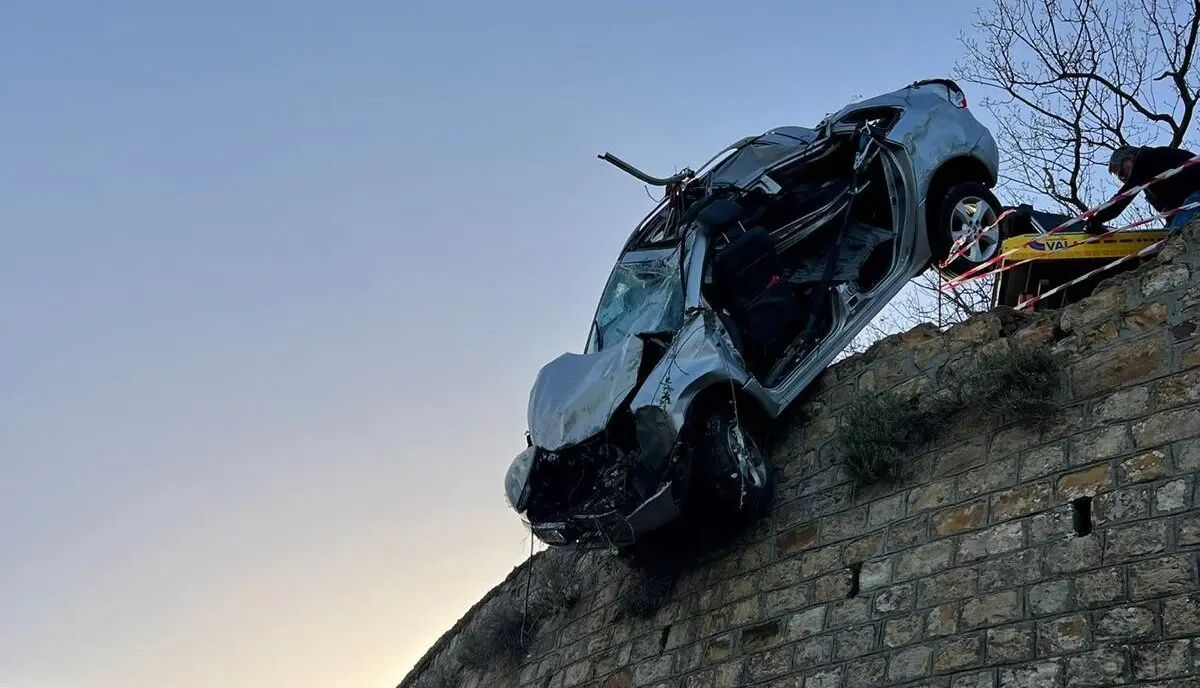 Incidente a Ferruzzano, vettura in un dirupo: i vigili del fuoco salvano tre persone