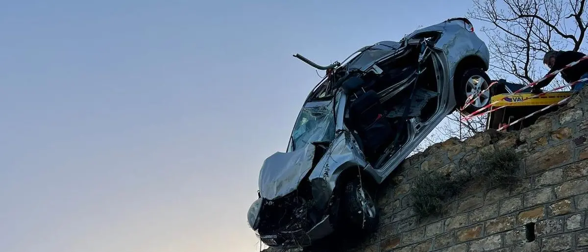 Incidente a Ferruzzano, vettura in un dirupo: i vigili del fuoco salvano tre persone