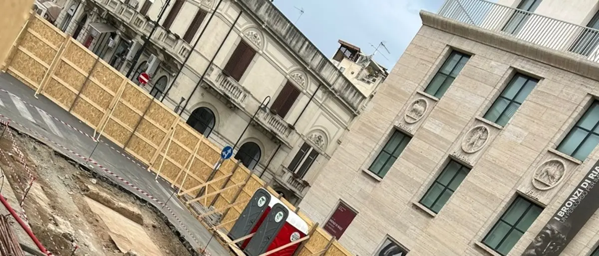 Scavi piazza De Nava a Reggio, riaffiorano resti dal cantiere