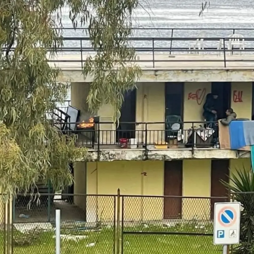 Reggio, lido comunale in abbandono e occupato dai senzatetto