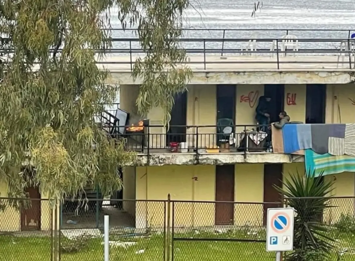 Reggio, lido comunale in abbandono e occupato dai senzatetto