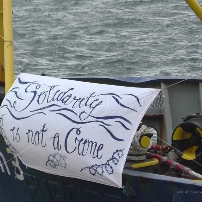 Tragedia Cutro, Sea Watch: «Strage di Stato che doveva essere evitata». Una nave della ong ancora a Reggio