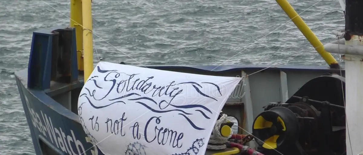 Tragedia Cutro, Sea Watch: «Strage di Stato che doveva essere evitata». Una nave della ong ancora a Reggio