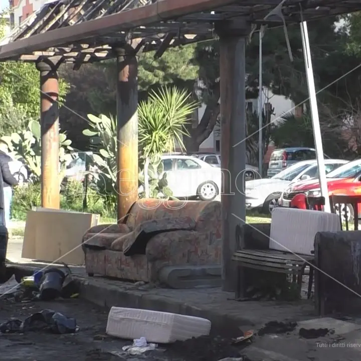 Reggio, rifiuti al Rione Marconi: la pensilina fantasma ancora discarica abusiva - FOTO e VIDEO