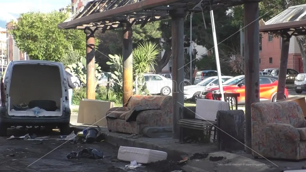 Reggio, rifiuti al Rione Marconi: la pensilina fantasma ancora discarica abusiva - FOTO e VIDEO