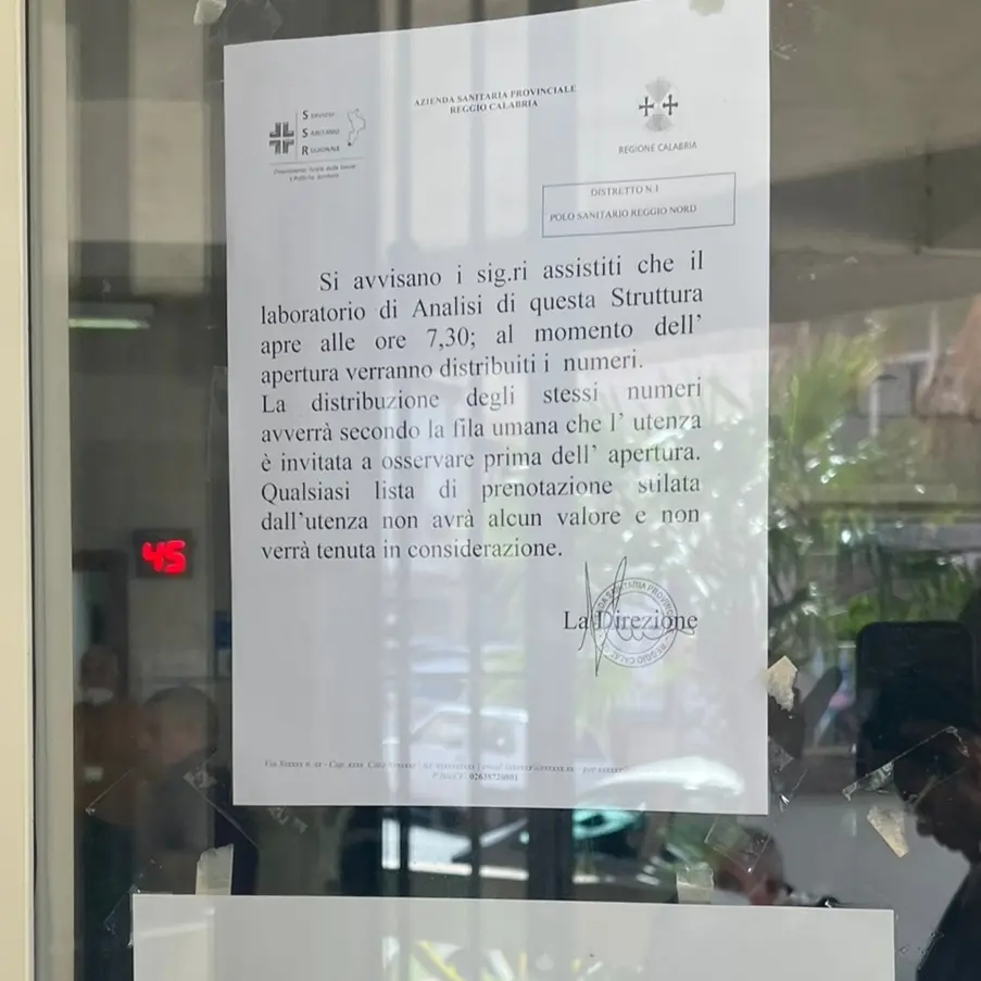 Reggio, l’Asp invita i pazienti a mantenere una «fila umana»