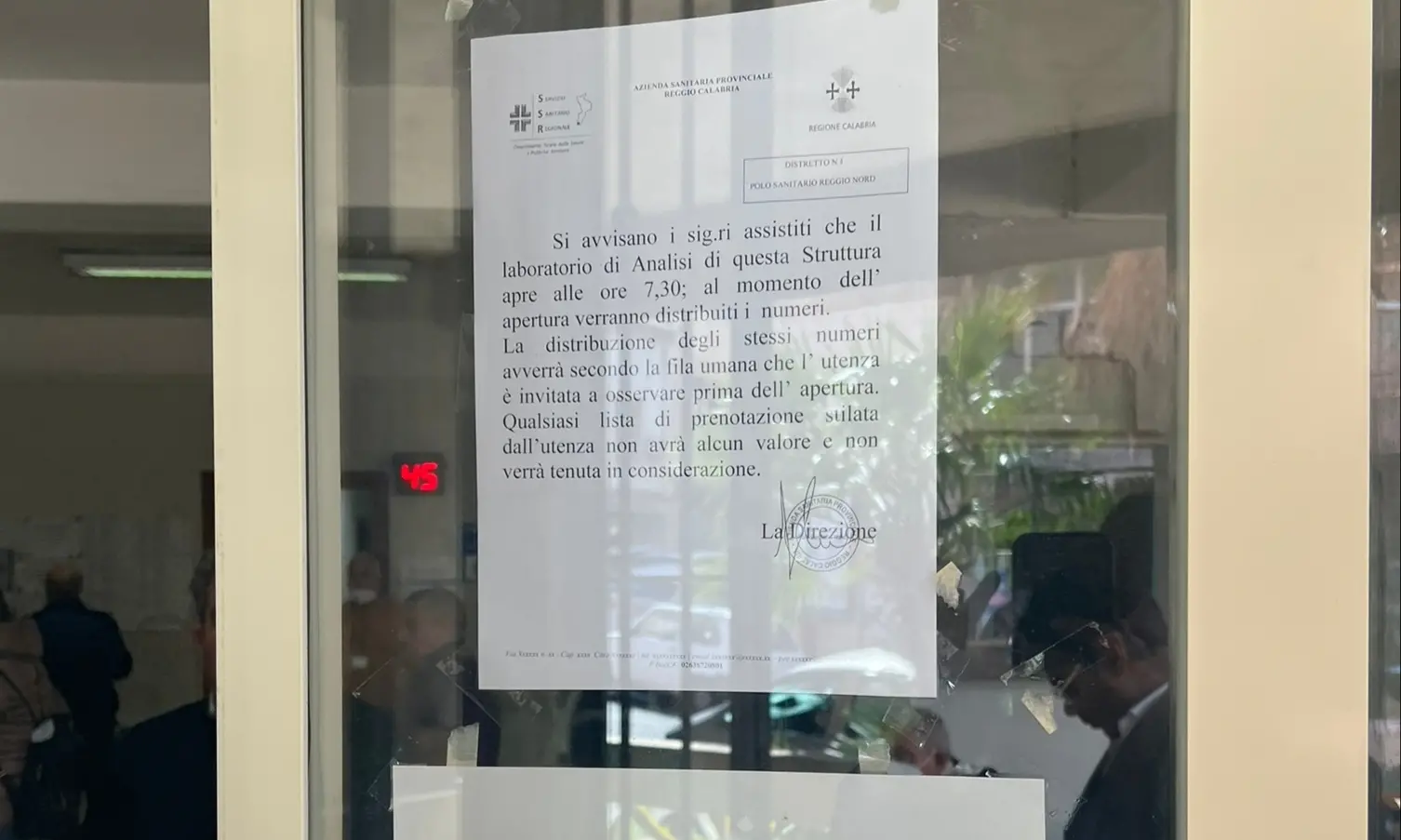 Reggio, l’Asp invita i pazienti a mantenere una «fila umana»