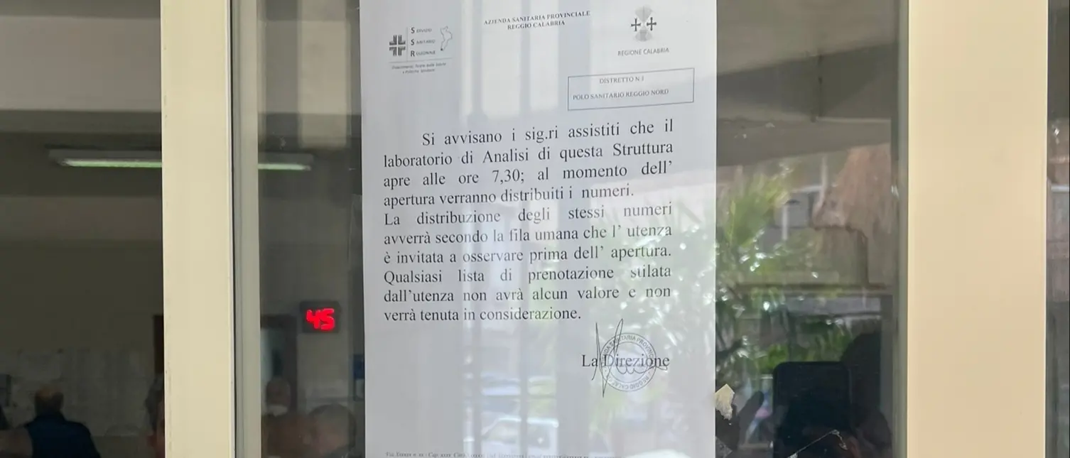 Reggio, l’Asp invita i pazienti a mantenere una «fila umana»