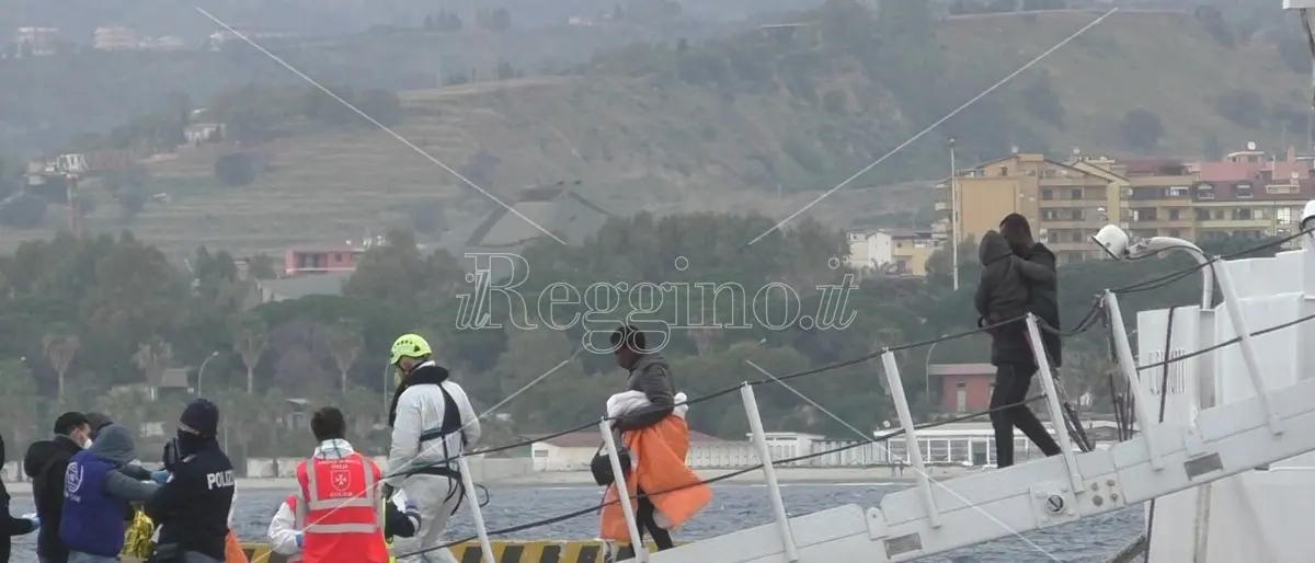 Reggio, 584 migranti sbarcati e trasferiti a Gallico e al Cedir - FOTO e VIDEO
