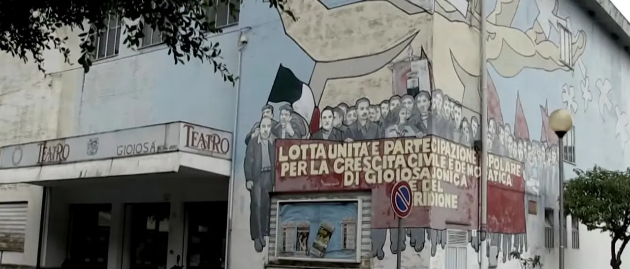 Gioiosa, il murale dedicato a Rocco Gatto sbiadisce sulla facciata del teatro senza più poltrone e sipario
