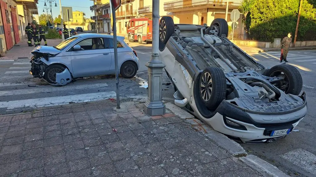 Locri, paurosa carambola in pieno centro: due feriti