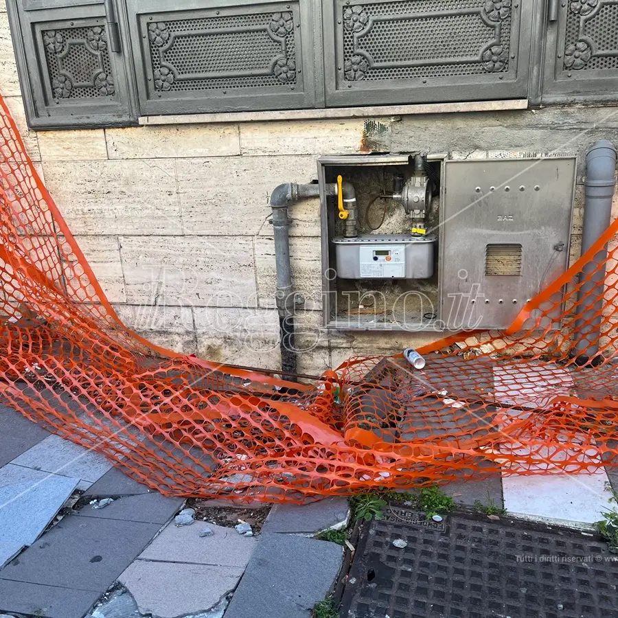 Reggio, da oltre due mesi tratto di marciapiede di via Cananzi crollato e non riparato - FOTO
