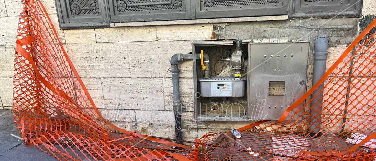 Reggio, da oltre due mesi tratto di marciapiede di via Cananzi crollato e non riparato - FOTO